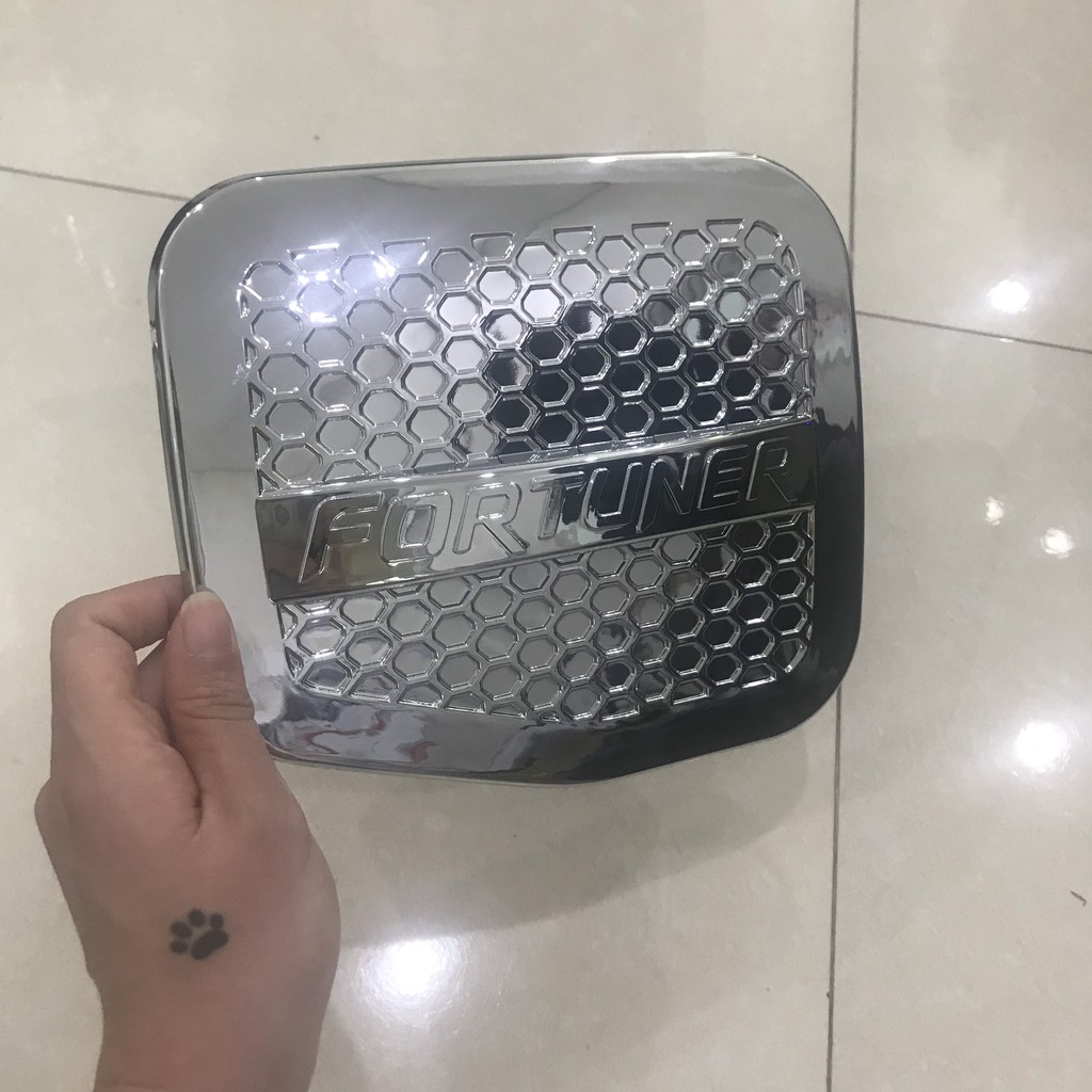 Ốp nắp bình xăng mạ crom xe Toyota Fortuner các đời 2006 đến 2015( Chỉ còn mẫu Bông Lúa)