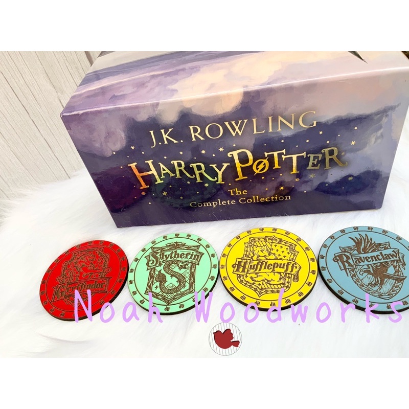 Trọn bộ 4 LÓT LY GỖ Harry Potter, kèm khay trưng bày [Set 4 Harry Potter Coasters+ 1 comb tray]