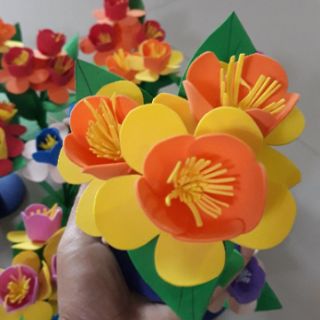 Hoa trang trí góc đồ dùng mầm non