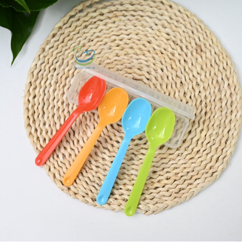 Set 4 thìa và dĩa kèm hộp nhiều màu sắc cho bé ăn dặm INOMATA Nhật 49055