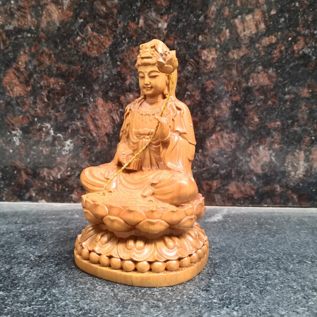 Tượng phật đại thế chí bồ tát bằng gỗ thơm. Cao 15 cm đường kính 9 cm
