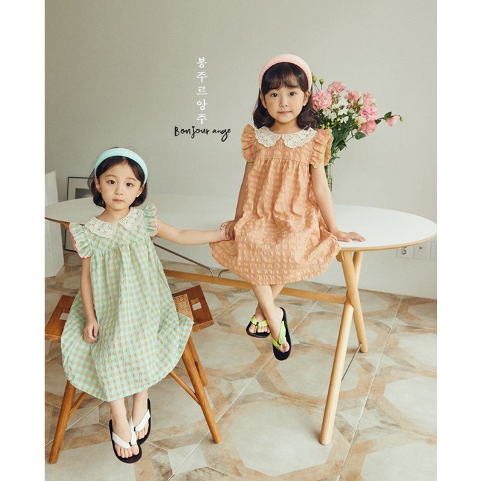 Đầm kẻ tay xòe cổ phối ren