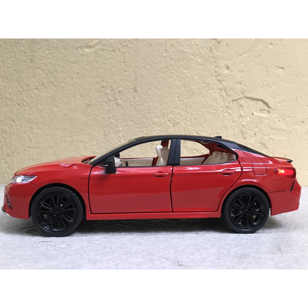 Mô hình xe ô tô TOYOTA CAMRY 2021 1:24