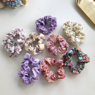 Scrunchies buộc tóc hoạ tiết hoa