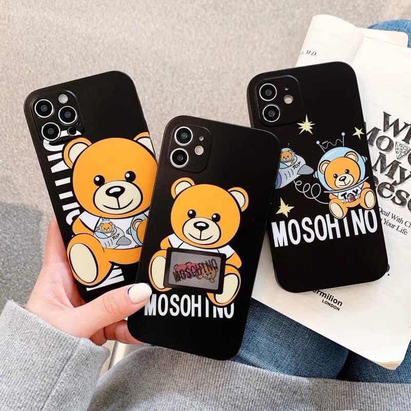 Ốp lưng iphone hình gấu moschino may mắn dẻo cạnh vuông bảo vệ camera 7plus/8plus/x/xs/xsmax/11/12/13/pro/promax