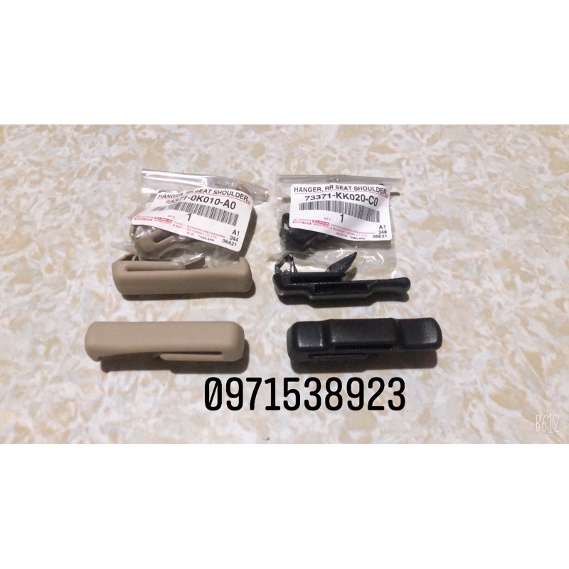 Kẹp dây an toàn ghế sau TOYOTA INNOVA FORTUNER xịn chính hãng 73371-0K010-A0 73371-KK020-CO
