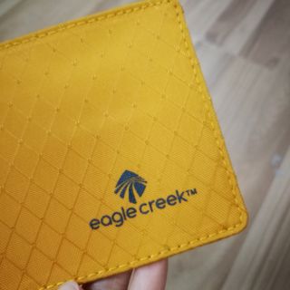 Ví Eagle Creek chống hack thẻ từ RFID
