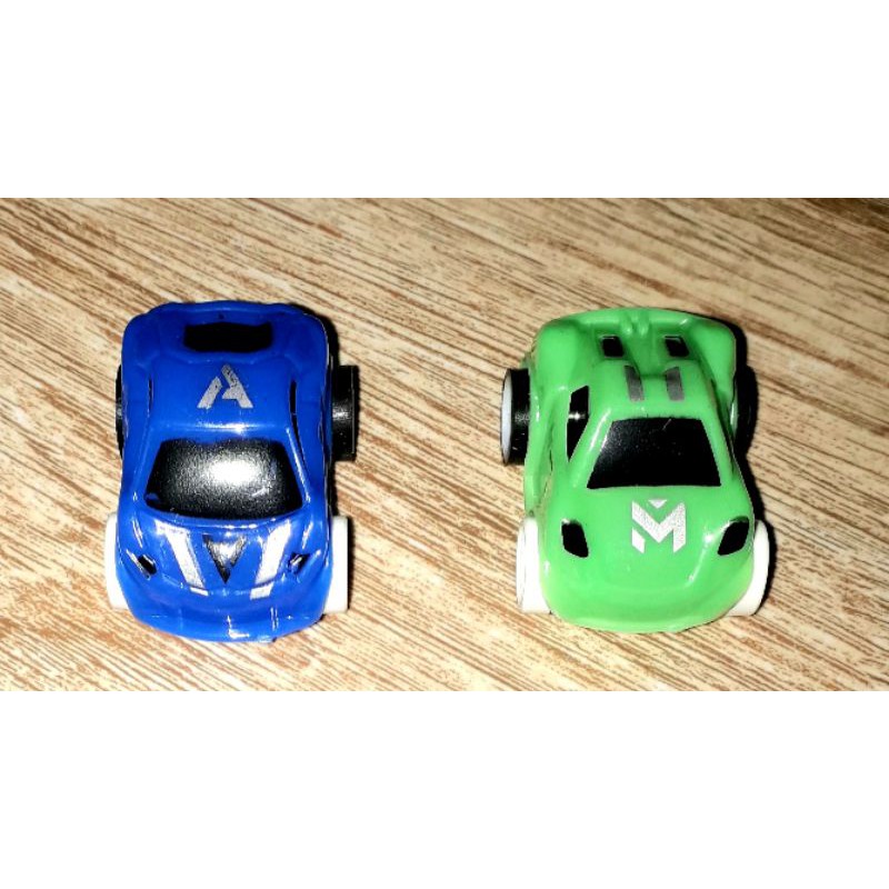 Một chiếc xe ô tô mini chạy chớn bằng nhựa rất ngầu