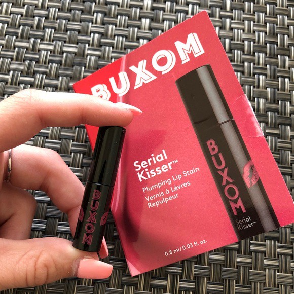Son Buxom Serial Kisser- Pucker Up Dolly Minisize 0.8ml