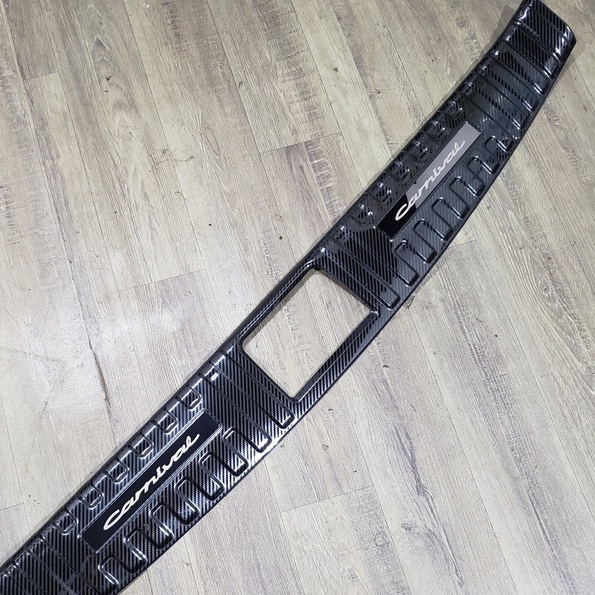 Ốp chống trầy cốp, ốp nẹp cốp sau carbon xe Kia Carnival 2021- 2022- 2023 vân cacbon cao cấp