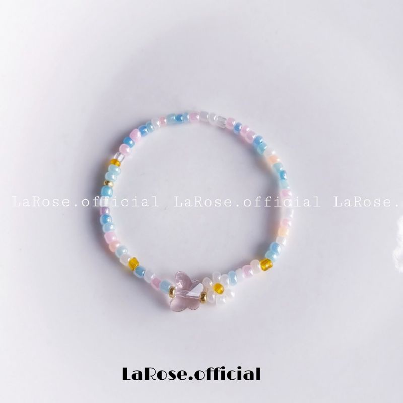Vòng tay phối charm bướm pastel kết hợp hoa