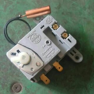Giơ le bình nóng lạnh ariston