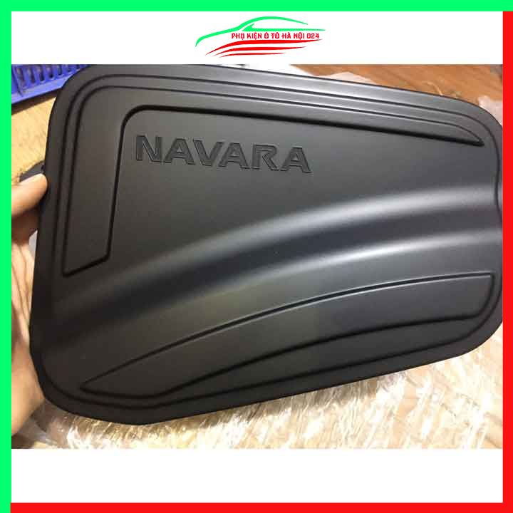 Ốp nắp xăng Navara 2022-2023 nhựa đen bảo vệ chống trầy trang trí ô tô