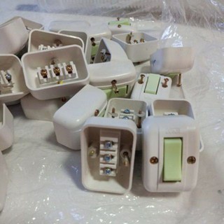 công tắc điện 3 cực