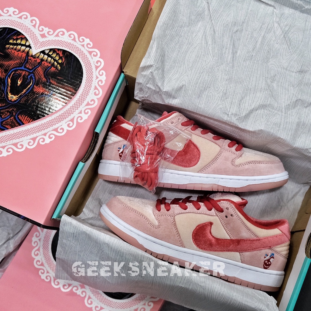 [GeekSneaker] Giày SB Dunk Low StrangeLove Skateboards (Special Box) - Valentine