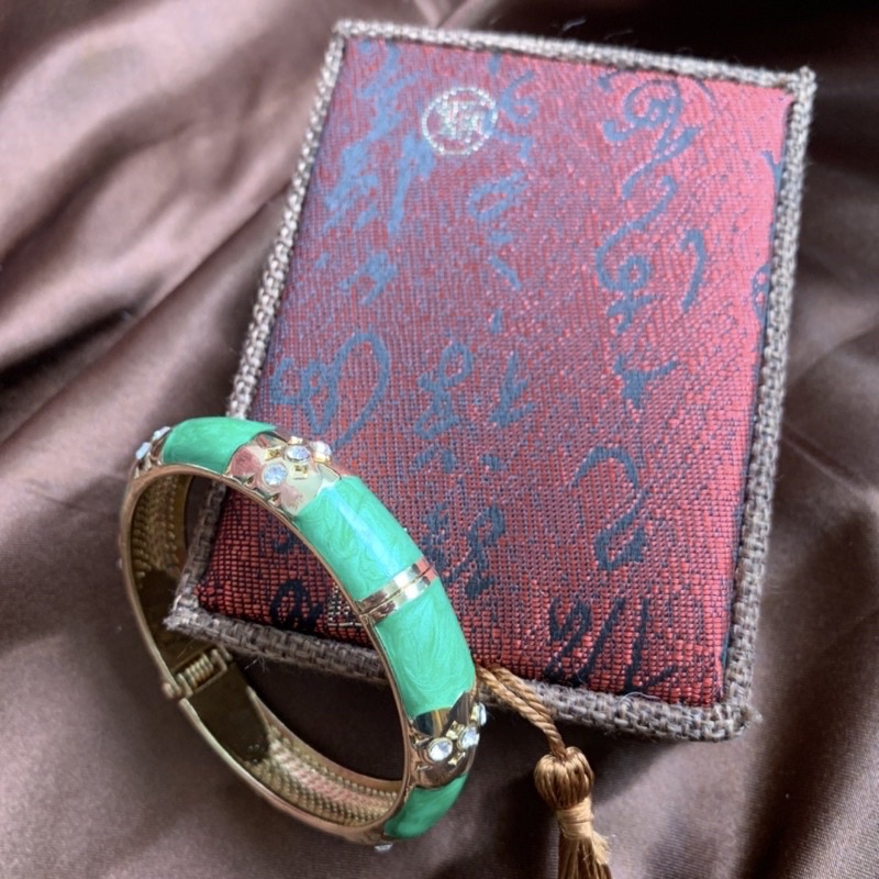 Vòng Tay Chạm Ngọc Tặng Hộp Gấm