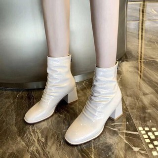 Boot nhăn da bóng gót vuông trắng đen