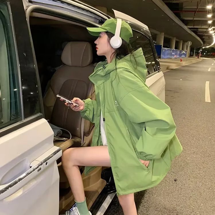 Áo khoác IELGY tay dài dáng rộng có nón phối khóa kéo cá tính cho nữ