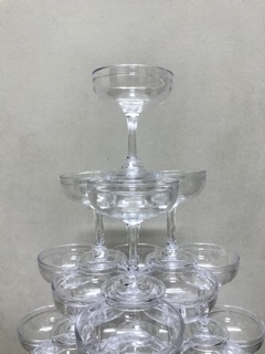 Ly liền đế xếp tháp ly đám cưới