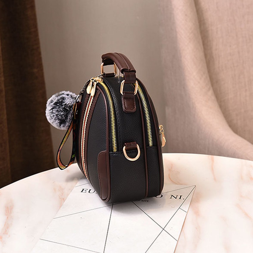 Túi đeo chéo nữ kèm quả bông HOTTREND  Túi đeo chéo nữ Hàn Quốc cao cấp Deli_store