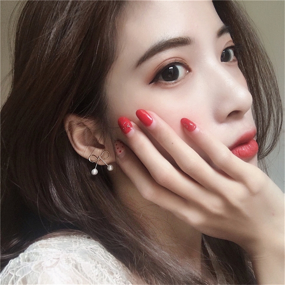 Khuyên tai đính ngọc trai phong cách thời trang cho nữ