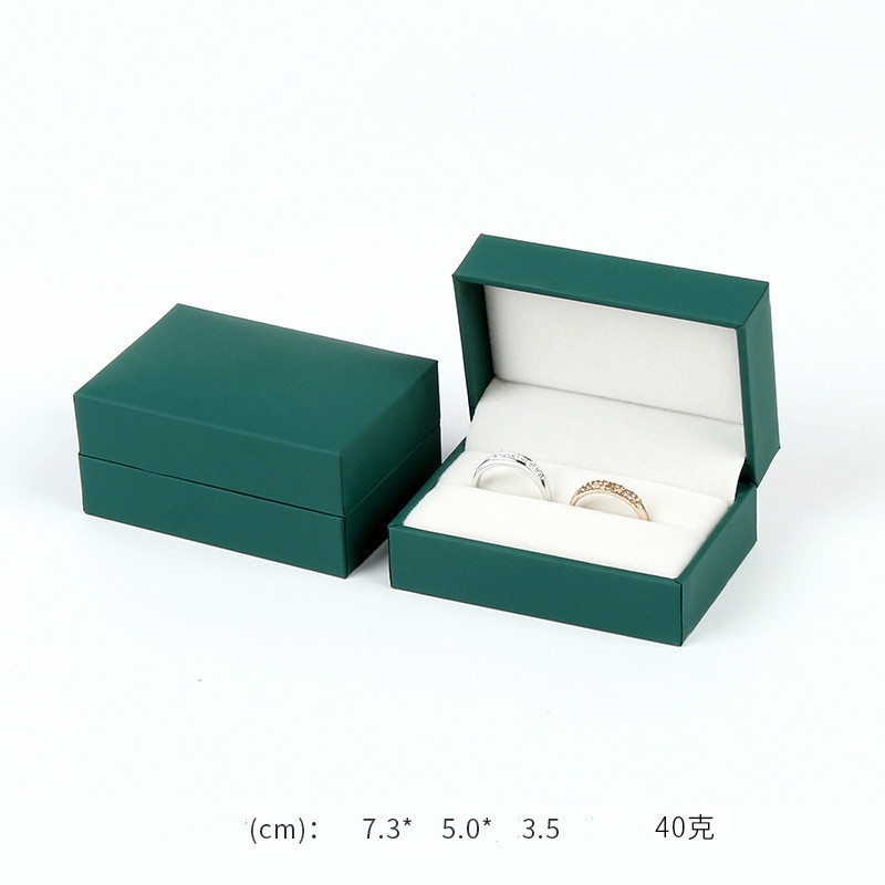 1 Hộp Đựng Trang Sức Bằng Da Màu Đen/Vàng/Xám Kích Thước 7.3x4.8x3.4cm Có Hai Vòng Nhẫn Tiện Dụng