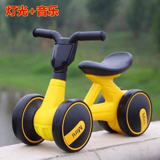 Xe chòi chân có đèn nhạc 4 màu