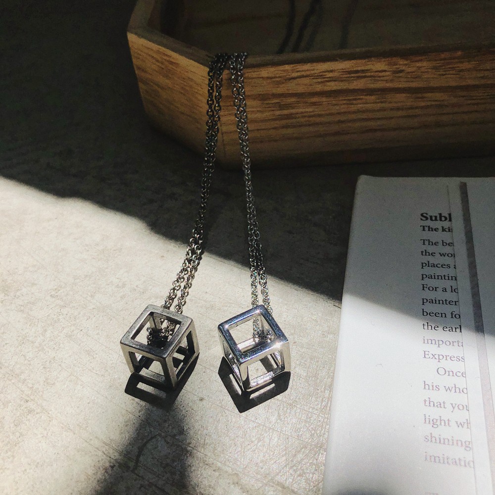 Dây chuyền cube unisex mặt khối lập phương rỗng màu bạc, vòng cổ titan đơn giản cho nam nữ