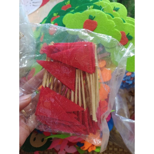 Hoa cắm bé ngoan, cờ