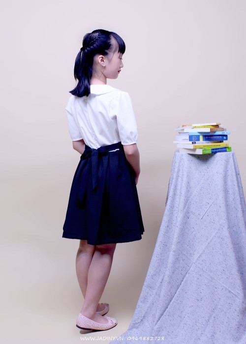 Đầm học sinh bé gái cổ sen đính nơ ngực Jadiny