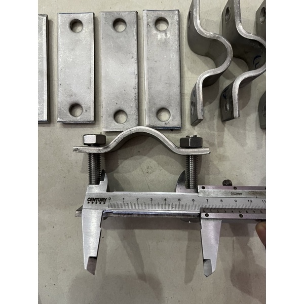 Cổ dê thẻ bắt dàn lap máy đuôi tôm ống 42 cổ dê inox 304