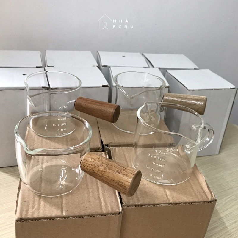 Ly thủy tinh mini đong cà phê tay cầm gỗ tiện lợi 1 miệng rót có vạch dung tích 100ml trang trí Ecruhome
