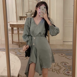 Váy lụa vạt chéo đính nút