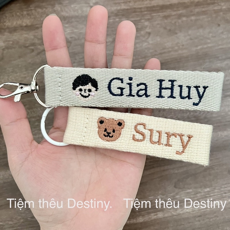 Nametag, móc khoá thêu tên bé mới