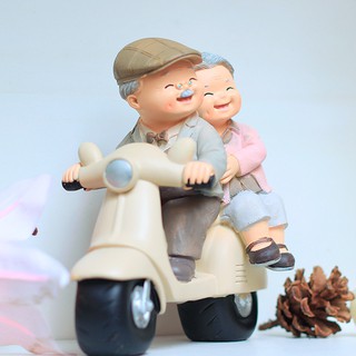 Tượng Ông Bà đèo xe máy