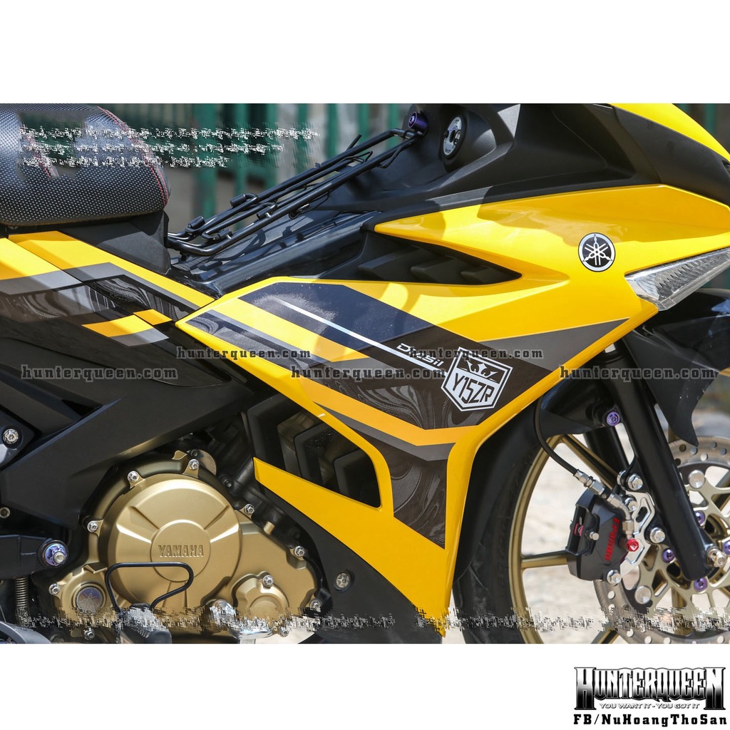 Tem rời Y15ZR hot nhất, in UV cao cấp, Dán xe Exciter 150 đời 2016-2018 màu đen vàng. Mẫu decal hoa văn chìm ẩn