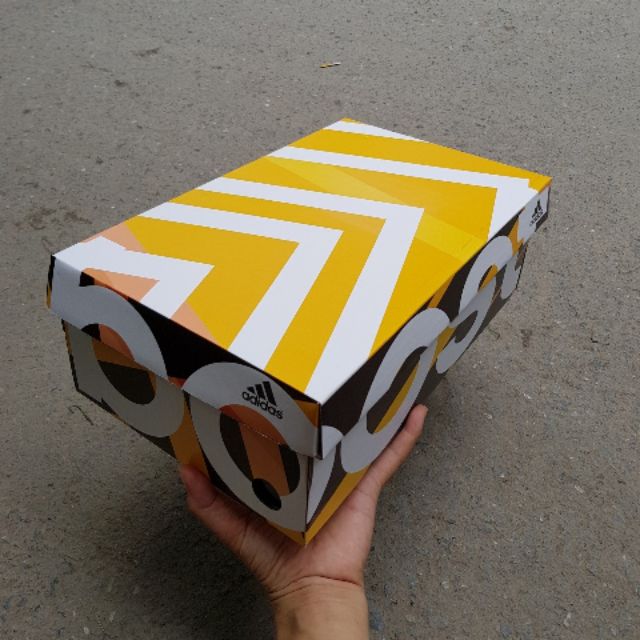 Hộp giày Adidas Boost