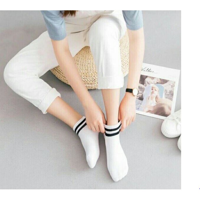 Tất kẻ sọc ngang phong cách Hàn Quốc cho nam nữ