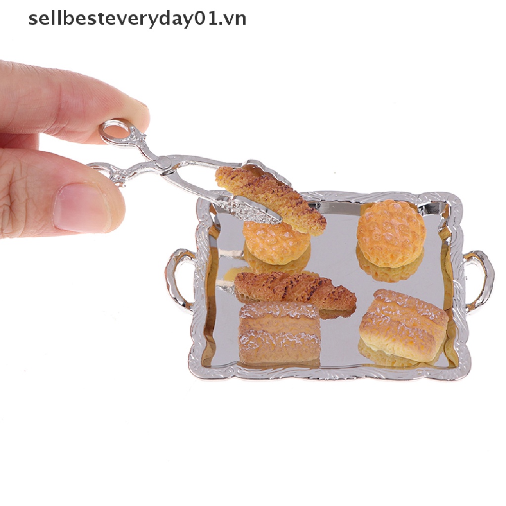 Set 8 Món Đồ Chơi Gồm Khay Bạc + 6 Bánh Mì Tỉ Lệ 1: 12 + Kẹp Bạc Trang Trí Nhà Búp Bê