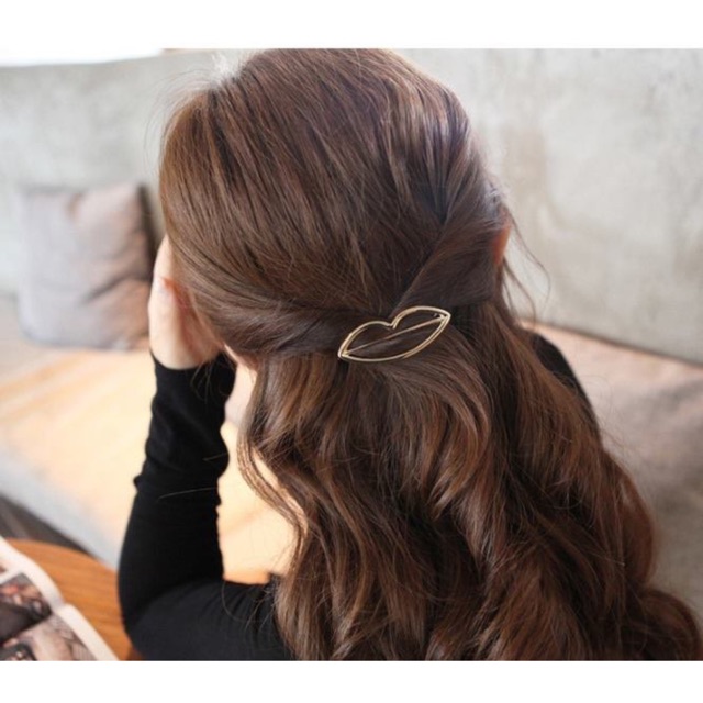 Cặp tóc hình môi