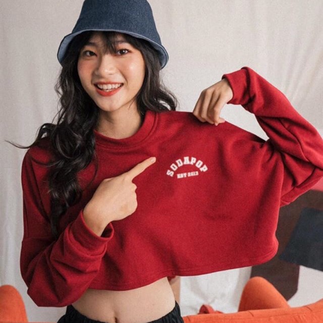 Áo thun đỏ croptop tay dài in chữ