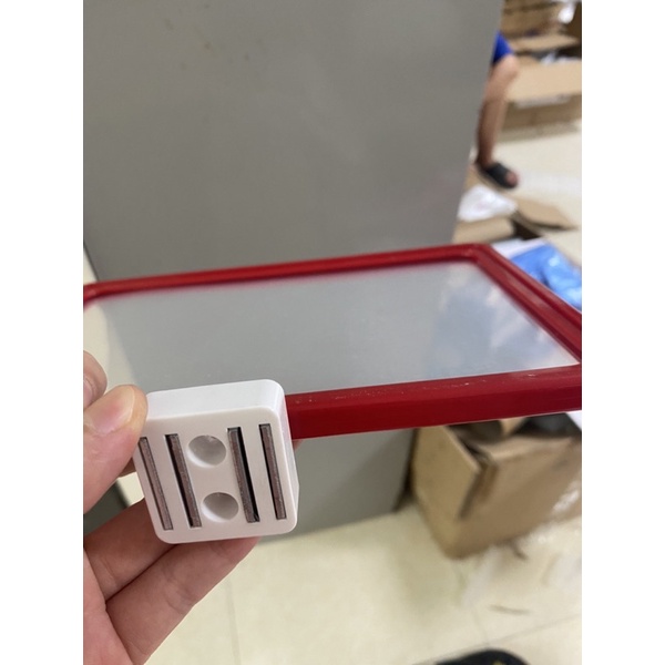 Bảng giá A4,A5 cài tên giá sản phẩm được trưng bày trong các gian hàng siêu thị