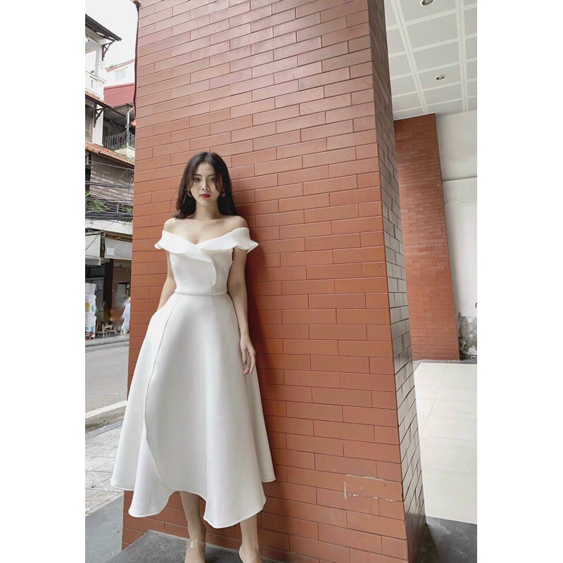 ĐẦM XOÈ TRỄ VAI BÈO