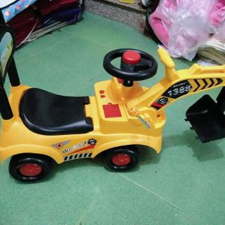 Xe cẩu chòi chân cho bé