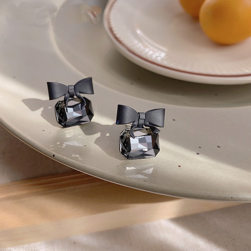 Bông tai pha lê nơ đen kiểu dáng nhỏ nhắn đơn giản thiết kế cao cấp