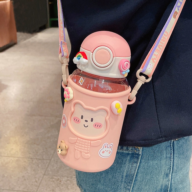 Bình nước đi học gấu cute 620ml tặng kèm sticker 3D và quai đeo - Daisydecor