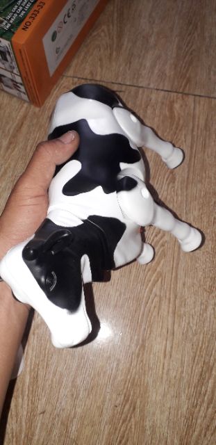 Chú Bò sữa mô hình chạy pin có nhạc và đèn Led tặng kèm pin