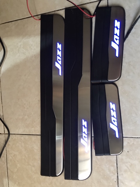 Ốp bậc cửa, nẹp bước chân ngoài xe Honda Jazz 2018-2022, loại có đèn