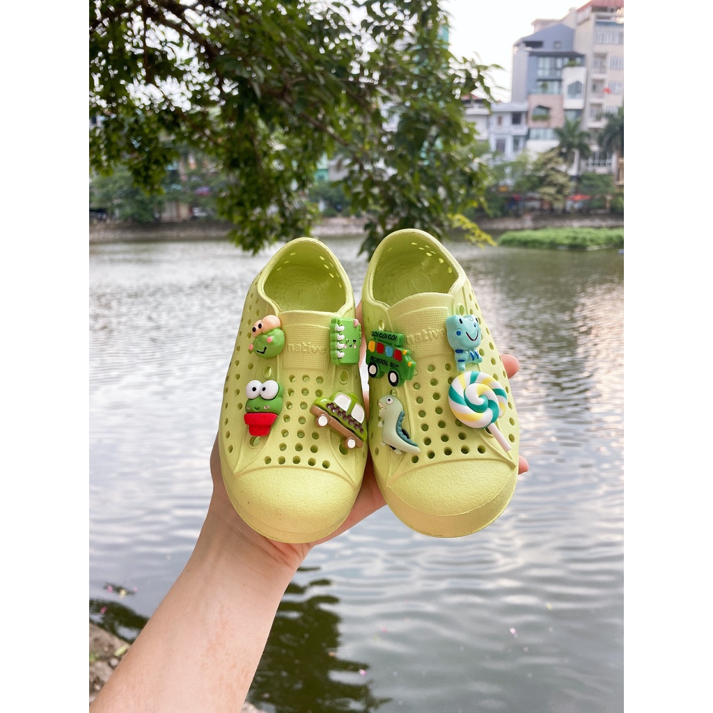 Giầy nhựa native tặng 8 charm cho bé chính hãng xuất dư xịn