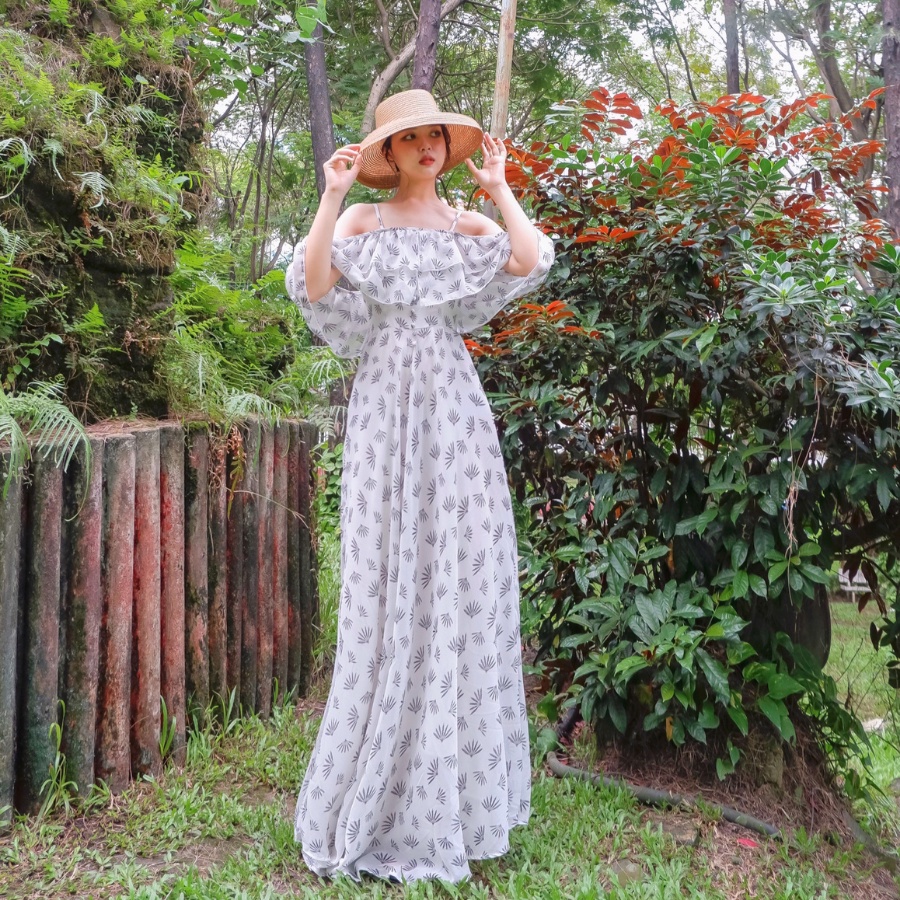 Đầm maxi voan hoa hai dây bẹt vai viền bèo màu trắng HDC28 Hỉn Hỉn Store